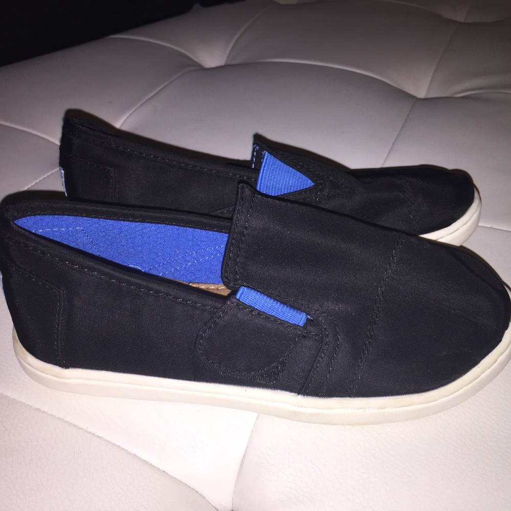 Kids’ size 11 toms worn once! Great condition